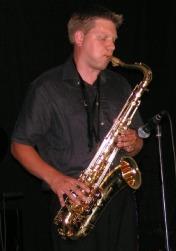 Filip spiller på saxofon